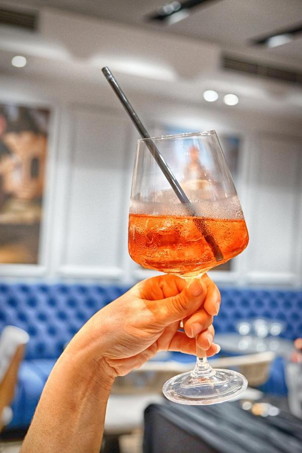 Vlorë Tebeu Coffe And Bar B&B 외부 사진